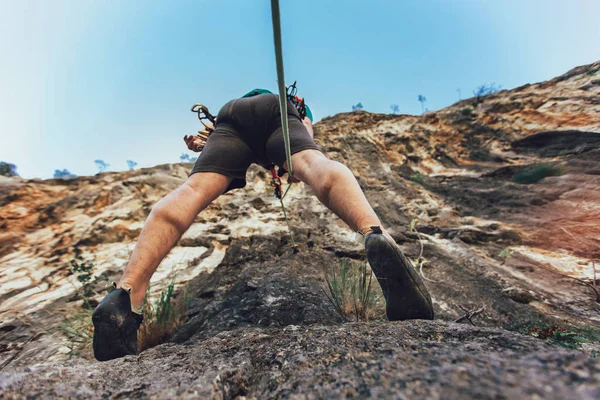 Homem com uma corda envolvida nos esportes de escalada no ro — Fotografia de Stock