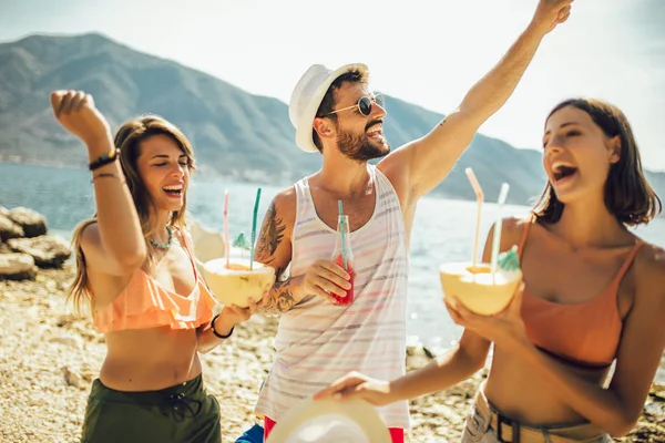 เพื่อนหนุ่ม ๆ มีความสนุกสนานที่ชายหาดในวันที่มีแดด เวลาปาร์ตี้ — ภาพถ่ายสต็อก