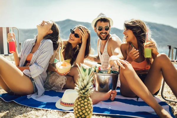 Tineri prieteni se distrează pe plajă într-o zi însorită. Petrecere — Fotografie, imagine de stoc
