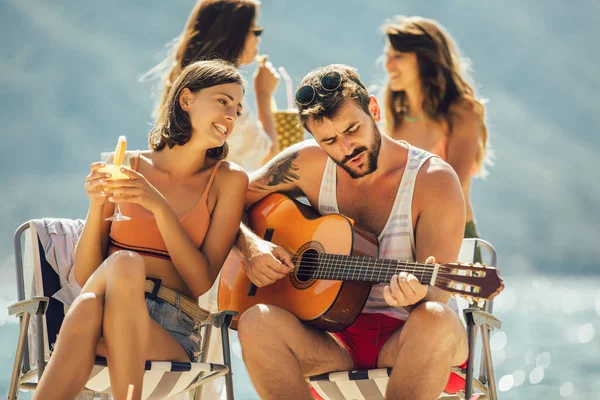 Tineri prieteni se distrează pe plajă într-o zi însorită. Petrecere — Fotografie, imagine de stoc