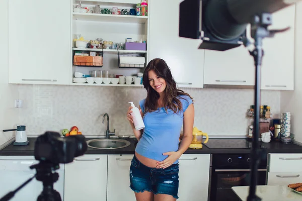 Беременная женщина записывает видео для блога и блога — стоковое фото