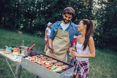 Genç arkadaşlar barbekü partisi zevk et ızgara eğlenceli.