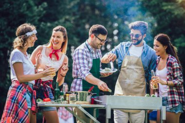 Genç arkadaşlar barbekü partisi zevk et ızgara eğlenceli.