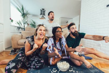 Çok heyecanlı arkadaşlar futbol maçı izleyerek eğleniyorlar.