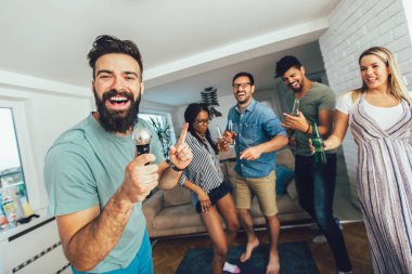 Mutlu arkadaş birlikte evde şarkı. Karaoke partisi konsepti