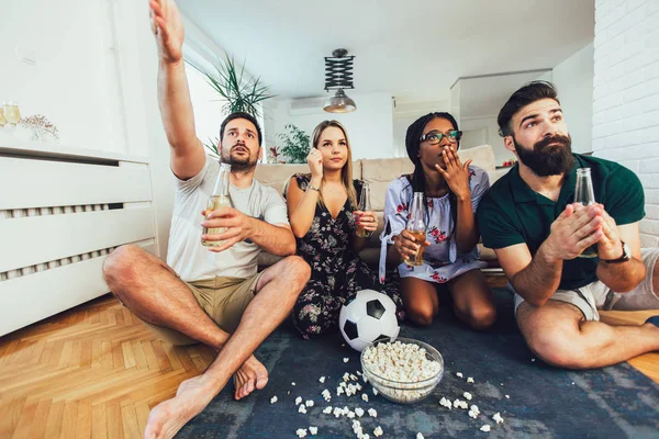 Amigos muy emocionados divirtiéndose viendo el partido de fútbol, drin —  Fotos de Stock