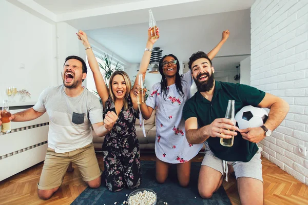 Amigos muy emocionados divirtiéndose viendo el partido de fútbol, drin —  Fotos de Stock