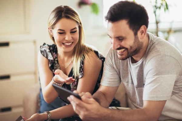 Sonriendo feliz pareja con la computadora de la tableta PC y el crédito o banco — Foto de Stock