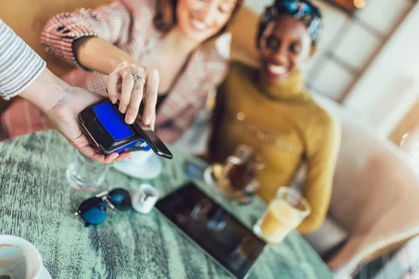 Glückliche Freunde mit Handy und kontaktlosem Bezahlen — Stockfoto