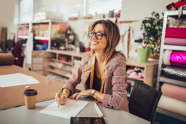 Joven empresaria, o diseñadora de moda que trabaja en el taller — Foto de Stock