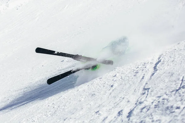 Skiër skiën afdaling tijdens zonnige dag in hoge bergen — Stockfoto