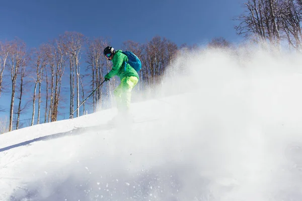 Skifahrer bei sonnigem Tag im Hochgebirge beim Skifahren — Stockfoto