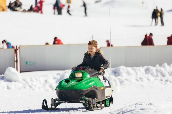 겨울 풍경에서 스노모빌을 운전하는 소년 — 스톡 사진