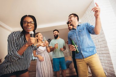 Mutlu arkadaş birlikte evde şarkı. Karaoke partisi konsepti