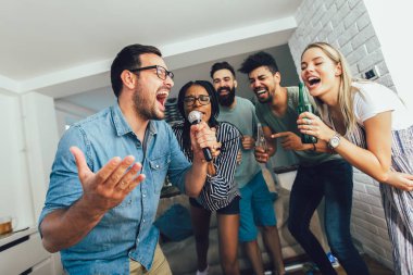 Mutlu arkadaş birlikte evde şarkı. Karaoke partisi konsepti