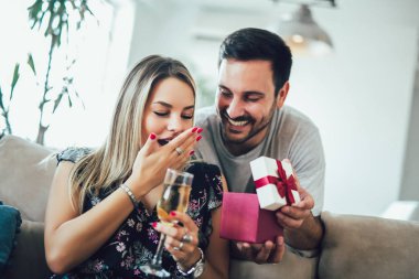 Mutlu genç çift evde romantik bir gün geçiriyor..