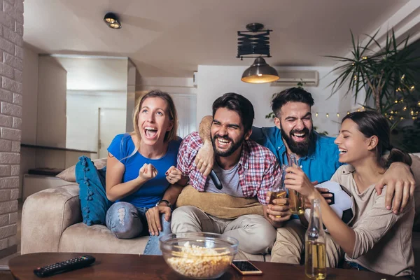 Grupo de amigos alegres viendo el partido de fútbol y celebrando —  Fotos de Stock