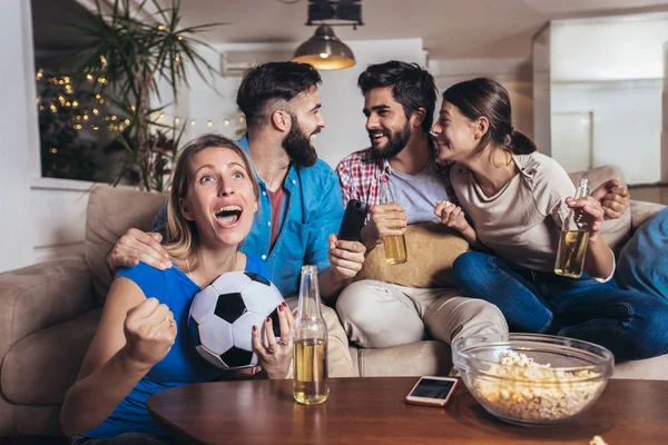 Grupo de amigos alegres assistindo jogo de futebol e celebrando — Fotografia de Stock