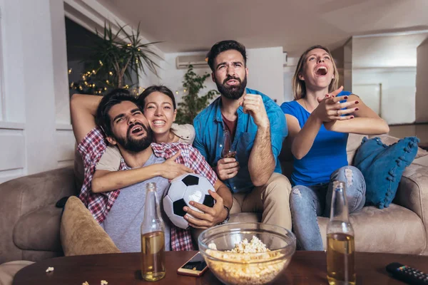 Bir grup neşeli arkadaş futbol maçı izleyip kutluyorlar. — Stok fotoğraf