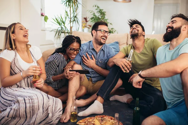 Grupo de jóvenes amigos comiendo pizza.Fiesta en casa. — Foto de Stock