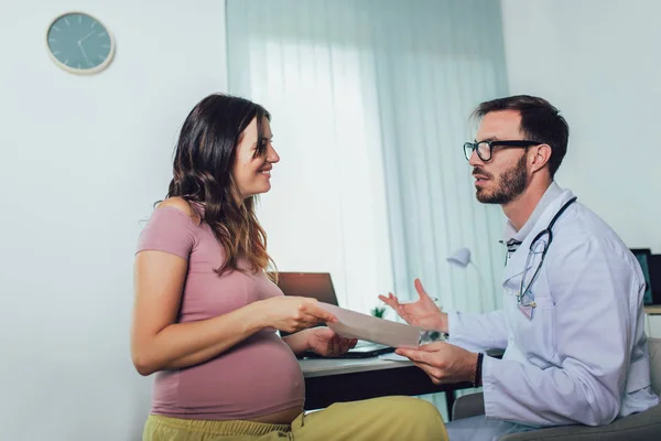 Gynecologist doctor and pregnant woman meeting at hospital — Stock Photo, Image