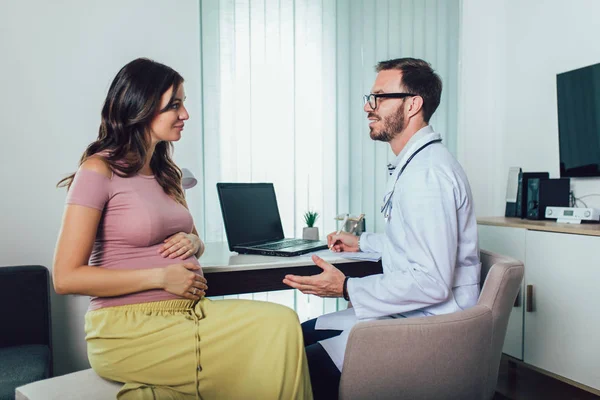 Gynecologist doctor and pregnant woman meeting at hospital — Stock Photo, Image