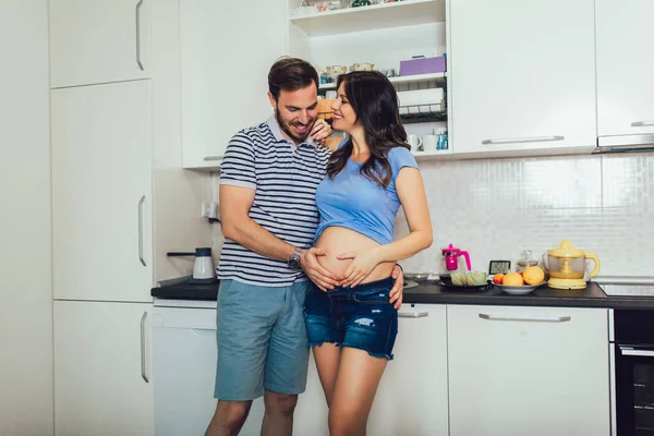 Mulher grávida com marido na cozinha — Fotografia de Stock