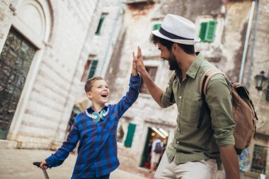 Yakışıklı bir adam ve küçük oğlu tatile çıkıyorlar.
