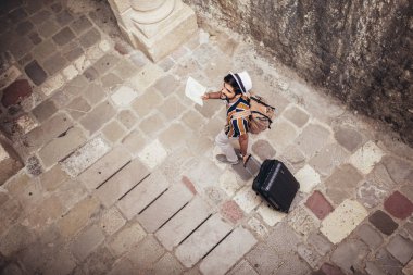 Sırt çantalı yakışıklı sakallı turist C boyunca seyahat ediyor.