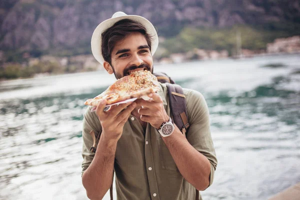 Счастливый турист ест пиццу . — стоковое фото