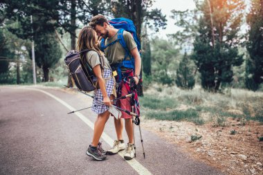 Dağlarda yolda yürüyüş romantik çift