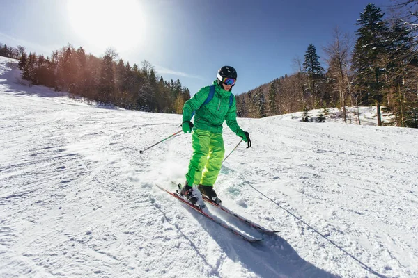 Skiër in de bergen. Professionele skiër skiën van ski 's — Stockfoto