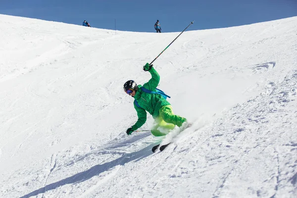 Skiër in de bergen. Professionele skiër skiën van ski 's — Stockfoto