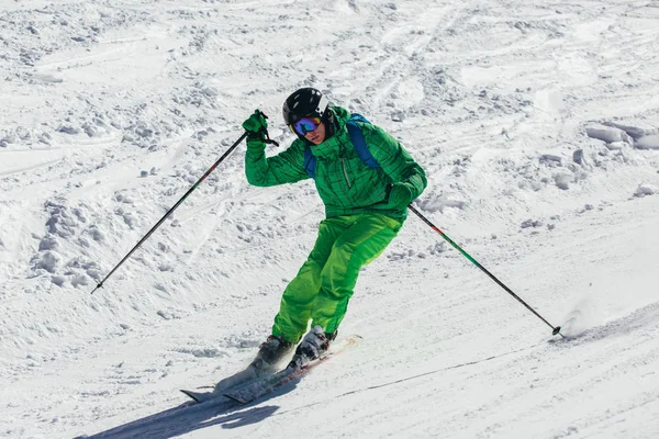 Narciarz w górach. Profesjonalny narciarz narciarski na nartach w ośrodkach narciarskich — Zdjęcie stockowe
