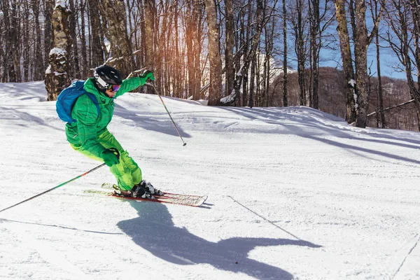 Skiër in de bergen. Professionele skiër skiën van ski 's — Stockfoto