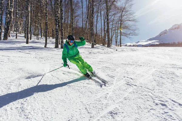 Lyžař v horách. Profesionální lyžařský atlet lyžování lyžařských areálů — Stock fotografie