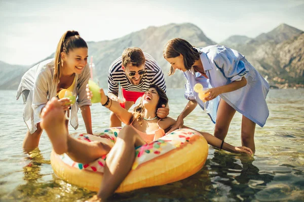 Festa de verão. Amigos na praia bebendo coquetéis se divertindo — Fotografia de Stock