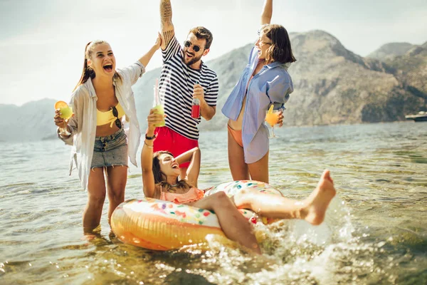 Letnie przyjęcie. Przyjaciele na plaży piją koktajle i dobrze się bawią. — Zdjęcie stockowe