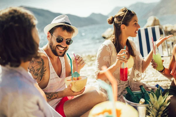 Пляжная вечеринка Летнее время. Молодые пары в отпуске наслаждаясь в — стоковое фото