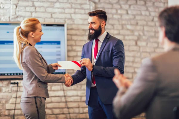 Businessman receiving award from businesswoman — Stock Photo, Image