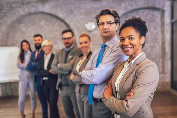 Gruppe zufriedener Geschäftsleute und Firmenmitarbeiter in modernem Outfit — Stockfoto