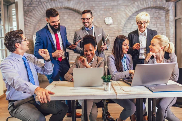 Gruppen af forretningsfolk, der arbejder i embedet og diskuterer nye id - Stock-foto