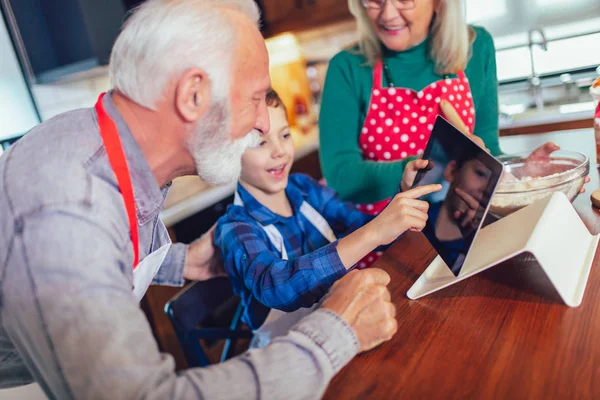 Joven divirtiéndose con sus abuelos en la cocina —  Fotos de Stock