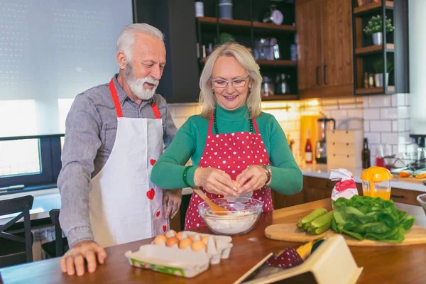 Pareja mayor preparando comida en la cocina. —  Fotos de Stock