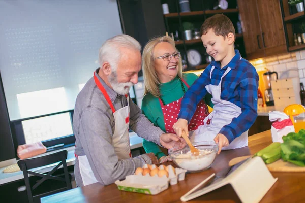 Joven divirtiéndose con sus abuelos en la cocina —  Fotos de Stock