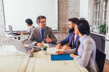 Banka müdürüyle görüşen genç çift.