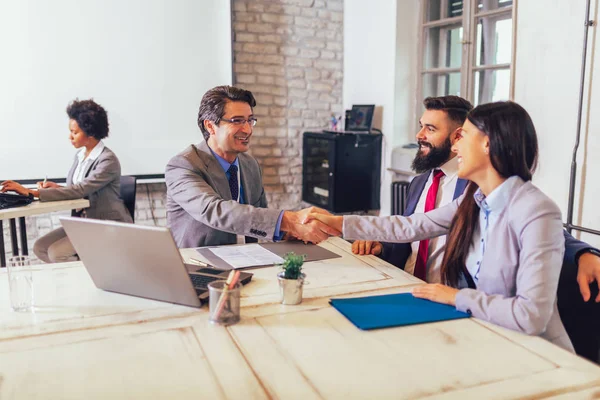 Junges Paar auf Absprache mit dem Bankmanager — Stockfoto