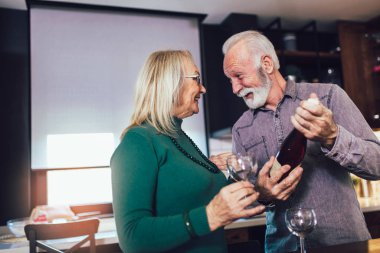 Son sınıf aşıkları mutfakta şarap içiyorlar..