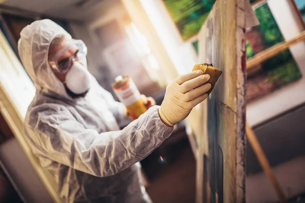 Restaurador trabajando en la pintura en el taller de restauración — Foto de Stock