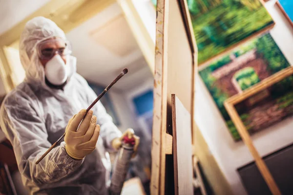 Restaurateur werkt aan het schilderij in restauratiewerkplaats — Stockfoto